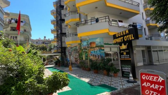 Alanya Queen Apart Otel’in dış cephesi, balkonlu odaları ve giriş alanıyla birlikte gün ışığında görüntülenmiş.