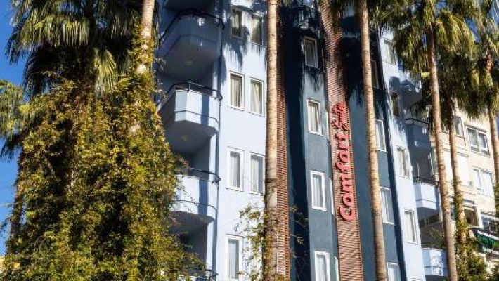 “Comfort Suites Alanya’nın modern mimariye sahip apart otel binası ve balkonlu geniş süit daireleri.”