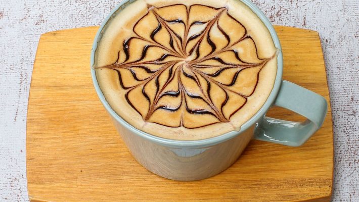 Cafe Del Art Alanya’da deniz manzaralı şık bir masa ve gurme kahve sunumu