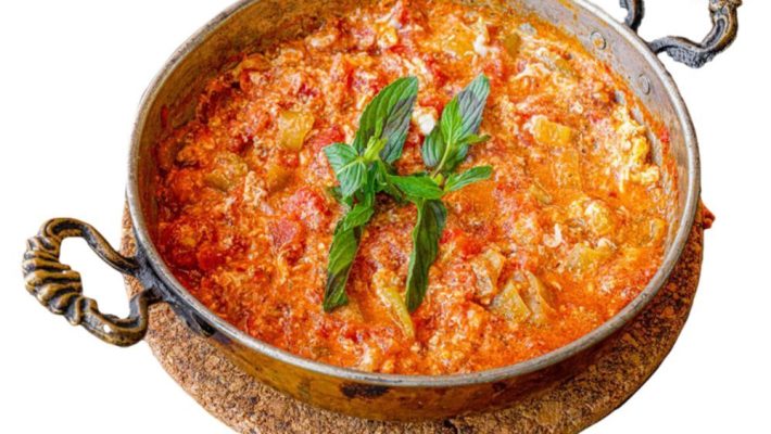 Perihan Anne Ev Yemekleri & Gözleme ve Kahvaltı Salonu’nda geleneksel serpme kahvaltı ve taze gözleme sunumu Alanya