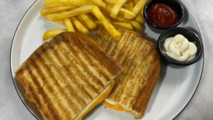 Toasty Alanya işletmesinin dış cephesi ve taze hazırlanmış tost sunumu