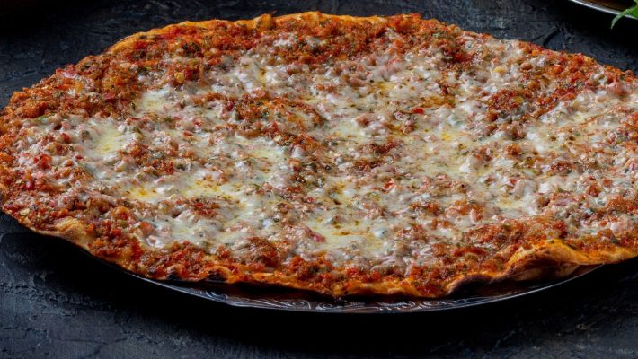 Lezzet Ateşi Pide Döner ve Lahmacun Salonu dış görünümü ve taş fırın başında pide hazırlanışı Alanya