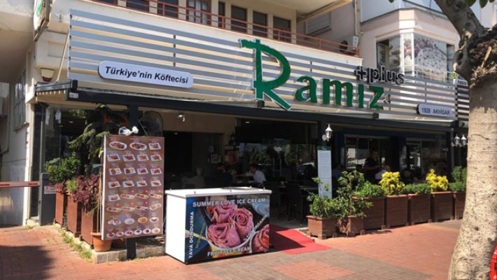 Köfteci Ramiz + PLUS Alanya şubesinin dış cephesi ve ferah oturma alanı