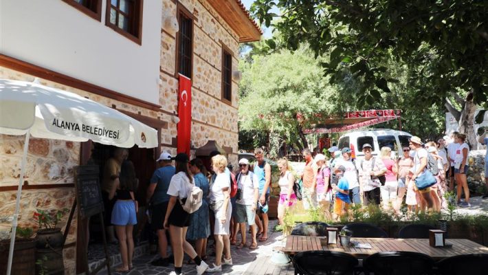 Alanya’da geleneksel közde kahve sunumu, bakır cezvede köpüklü kahve ile otantik sunum ve mutfak önü