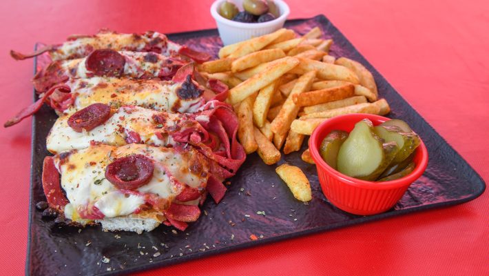 Ye Bi TosT Cafe Alanya’da özenle hazırlanmış, çift kaşarlı ve sucuklu tost tabağı; yanında el yapımı patates kızartması ve buz gibi ayran eşliğinde sunum