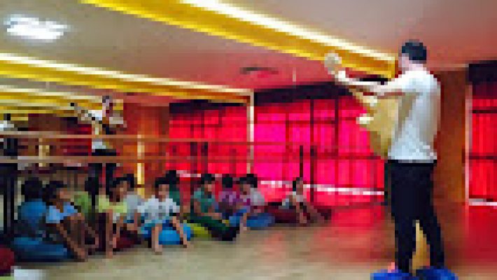 HakanNogay Sanat Merkezi’nde piyano, bale, resim ve dans kursları alan öğrenciler ders yaparken.