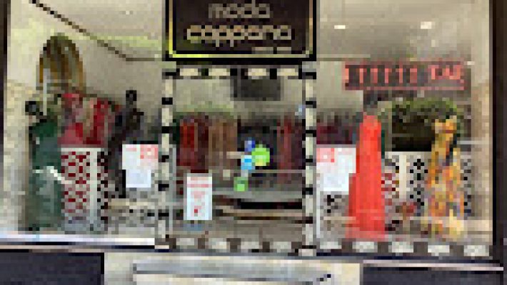 Moda Cappana Alanya – Abiye, gelinlik ve özel dikim hizmetleri sunan butik mağaza, şık vitrinlerde zarif tasarımlar sergiliyor.