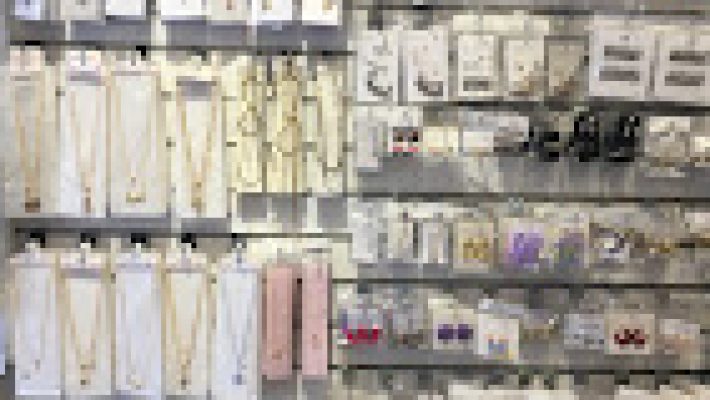 Mavi Accessory mağazasında sergilenen kadın takıları, çantaları ve modern aksesuar koleksiyonları.