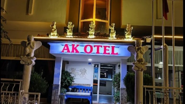 Ak Otel Alanya’nın deniz manzaralı balkonlu odaları ve giriş cephesinden genel görünüm.