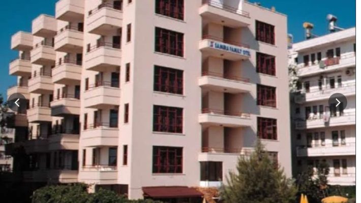 Samira Apart Otel’in Alanya’daki açık havuzu, güneşlenme alanı ve çevresindeki balkonlu odalar.