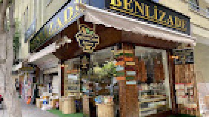 Benlizade Baharat ve Aktar mağazasında sergilenen doğal baharatlar, şifalı bitkiler ve aktarlık ürünler.