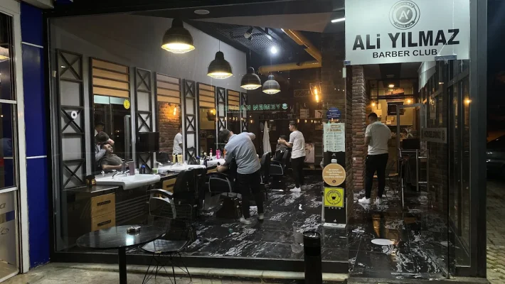 Ali Yılmaz Barber’s Club – Alanya’da erkeklere özel saç kesimi, sakal tasarımı ve bakım hizmetleri sunan modern berber salonu.