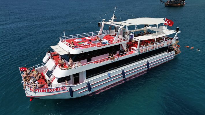 Alanya'nın en eğlenceli tekne turu Neptun Express ile DJ performansı, köpük partisi ve masmavi koylarda yüzme keyfini bir arada yaşayın!