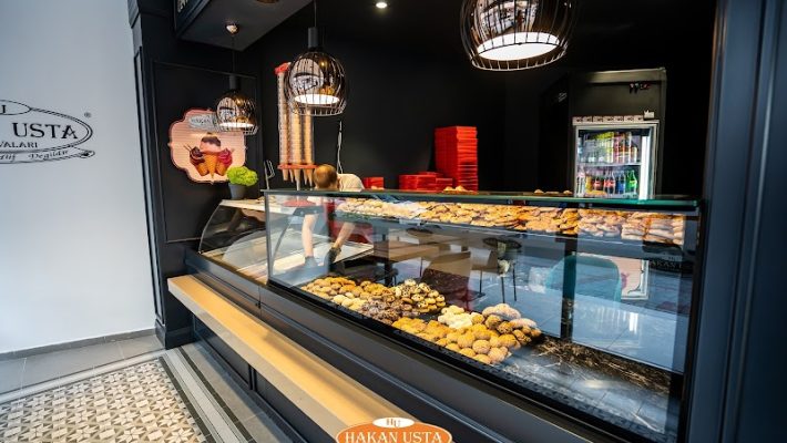 Alanya’da hizmet veren Hakan Usta Baklavaları’nın dış cephesi ve geleneksel baklava tezgâhı