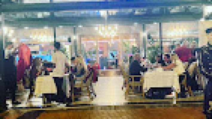 Atlas Restaurant and Cocktails’te şık sunumlarla hazırlanan yemekler ve özel kokteyller.