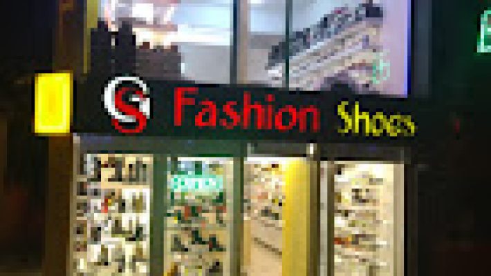 G.S Fashion Shoes – Alanya’da modern tasarımlı erkek ve kadın ayakkabılarıyla vitrin görünümü.