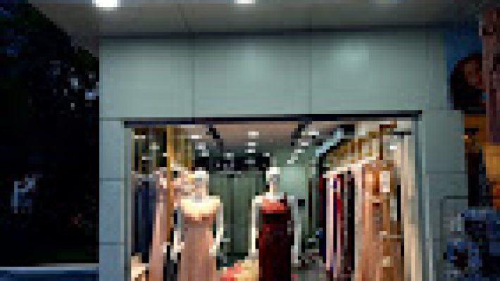 Zarif uzun abiye elbise, özel davet ve gece etkinlikleri için şık tasarımıyla sergileniyor.