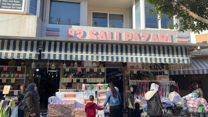 82 Salı Pazarı Alanya, ev tekstili, züccaciye ve dekorasyon ürünleriyle dolu renkli pazar alanı