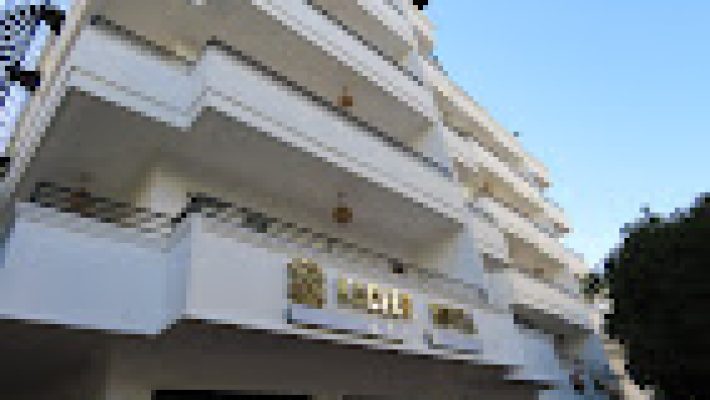 Kadeer Hotel’in modern dış cephesi, balkonlu odaları ve giriş bölümü güneşli bir Alanya gününde görüntülenmiş