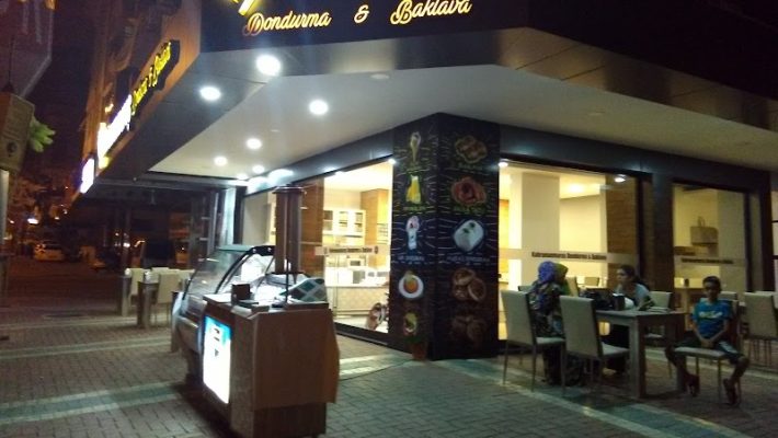 Alanya Kahramanmaraş Dondurma & Baklava’da Antep fıstıklı baklava ve Maraş dondurması servisi