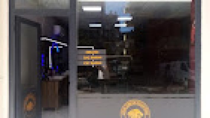 Lion Erkek Kuaförü – Alanya’da erkek saç kesimi, sakal bakımı ve modern berber hizmetleri sunan profesyonel kuaför salonu.