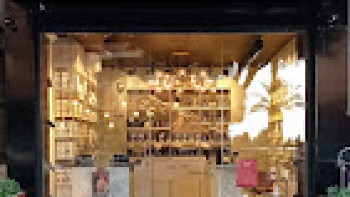 Loris Parfüm Mahmutlar mağazasında sergilenen kadın ve erkek parfüm şişeleri ile şık koku koleksiyonları.