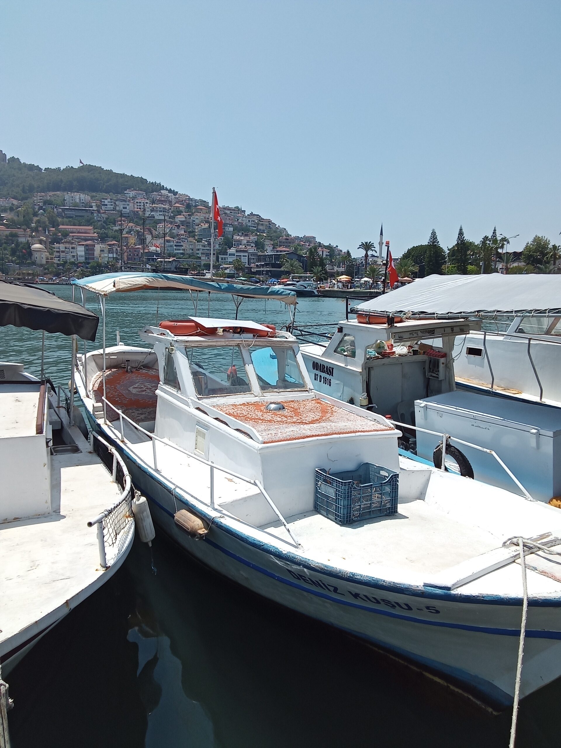 Sahibinden Satılık durumda, bakımlı ve az kullanılmış Alanya patpat teknesinin yandan görünümü