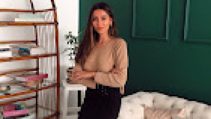 “Uzman Klinik Psikolog Begüm Gürbüz modern danışmanlık ofisinde bireysel terapi hizmeti sunarken.”