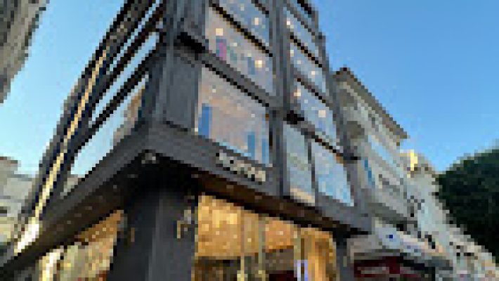 Alanya’da alışveriş, yemek ve eğlence olanakları sunan Amara Center’ın modern ve renkli alışveriş merkezi görüntüsü.