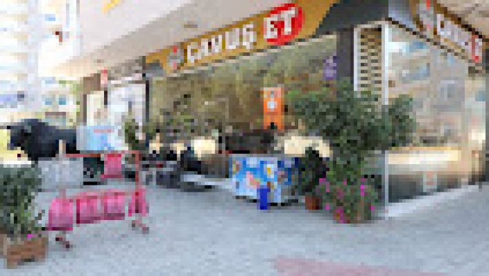 Alanya’da taze et çeşitleri sunan Çavuş Et Kasap’ta dana, kuzu ve tavuk ürünleri hijyenik ve kaliteli şekilde hazırlanıyor.