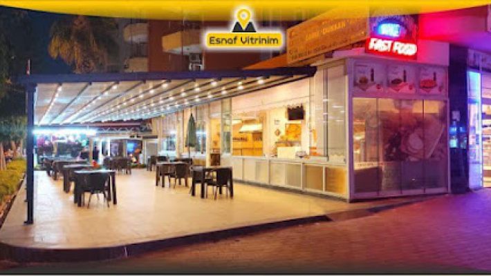 Güzelkonak Unlu Mamulleri Tosmur’da taze poğaça, simit ve pastaların sergilendiği vitrin. Fırın