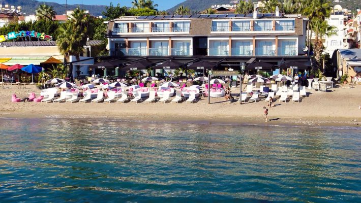 Alanya’da denize yakın konumda yer alan Anjeliq House Boutique Hotel’in dış cephesi ve balkonlu odaları