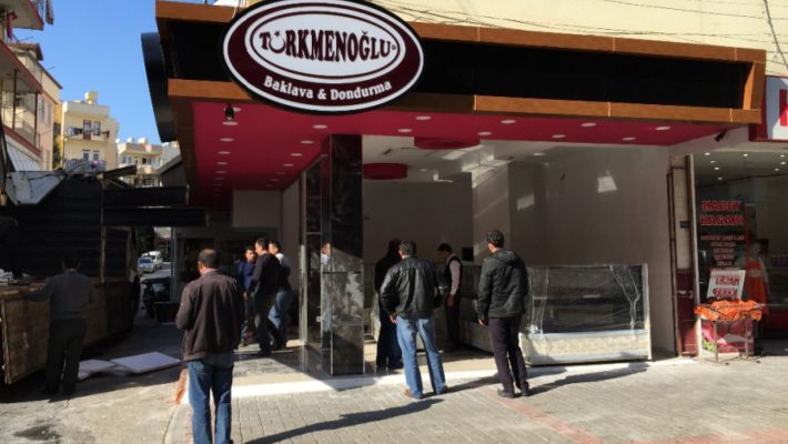 Türkmenoğlu Baklava Alanya’da vitrine dizilmiş fıstıklı baklava, şöbiyet ve burma tatlı çeşitleri