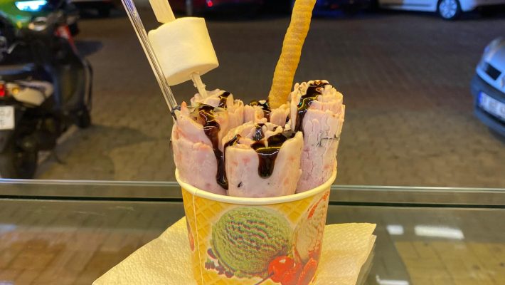 The Brother's Coffee's kafe ortamında latte art ile sunulan kahve, yanında el yapımı kurabiye ve rustik masa dekoruyla birlikte sıcak ve samimi bir kahve molası sunumu