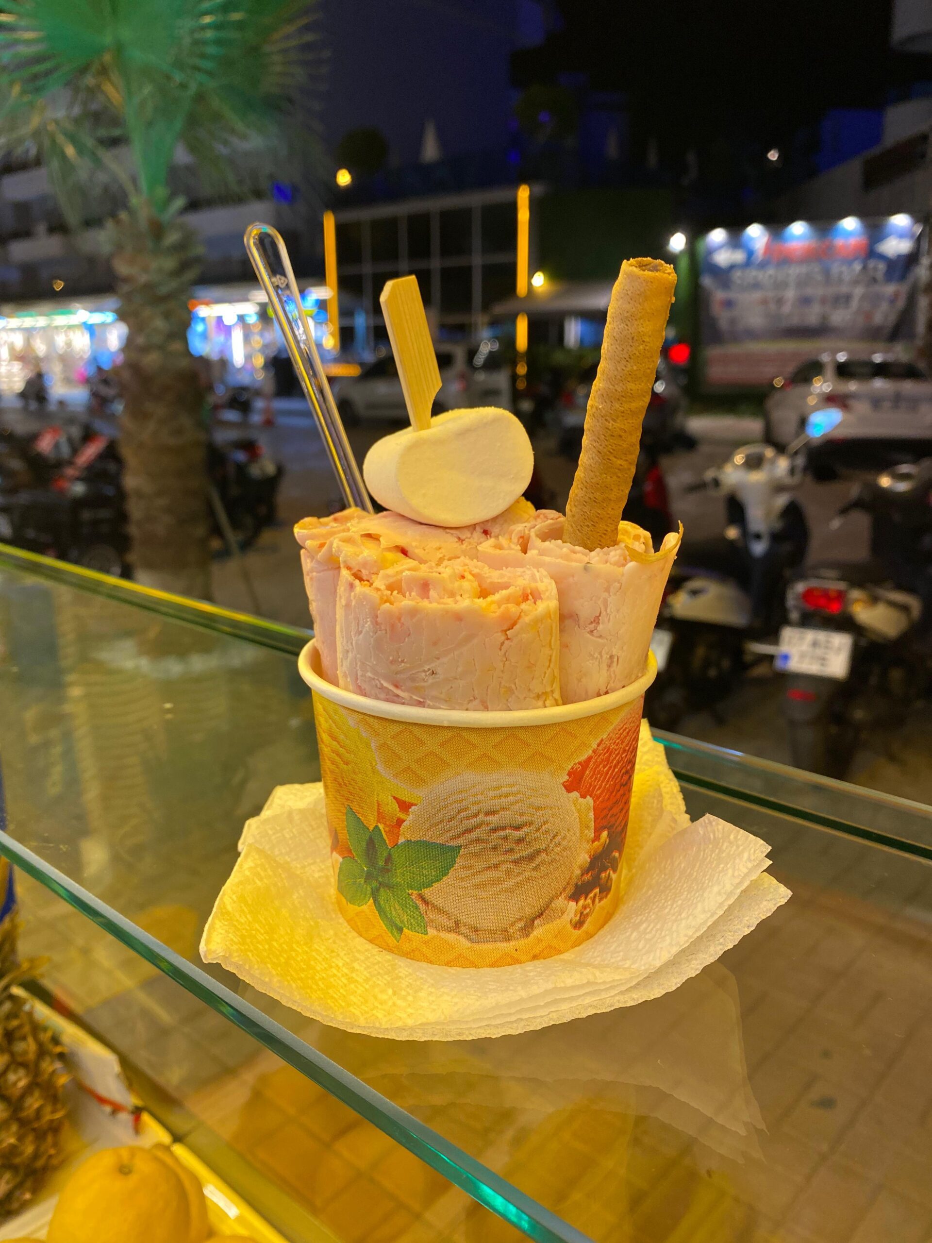 The Brother’s Coffee’s Alanya’da, açık alanda servis edilen vanilyalı ve Oreo’lu tava dondurma hazır; tatilcilerin yoğun ilgisiyle çevrelenmiş