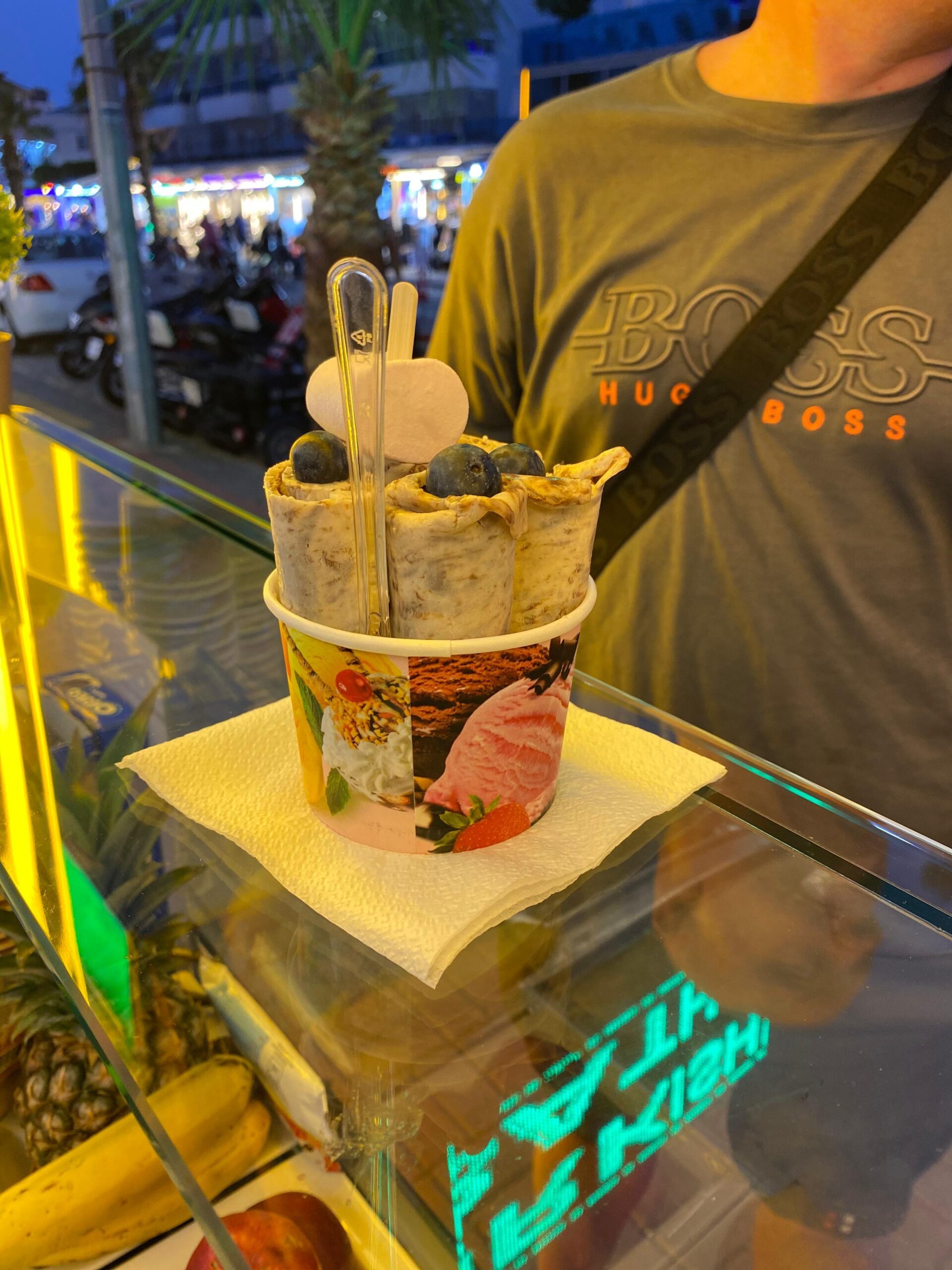 The Brother’s Coffee’s’te tava dondurma hazırlama süreci, metal tava üzerinde çikolatalı karışımın dondurulup rulo hâline getirilmesi