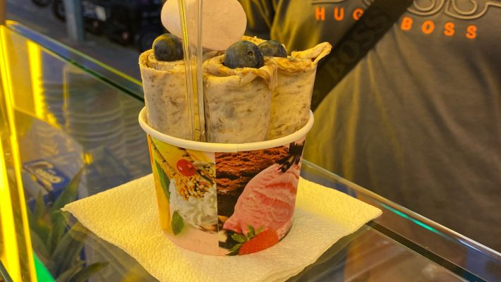 The Brother’s Coffee’s’te tava dondurma hazırlama süreci, metal tava üzerinde çikolatalı karışımın dondurulup rulo hâline getirilmesi