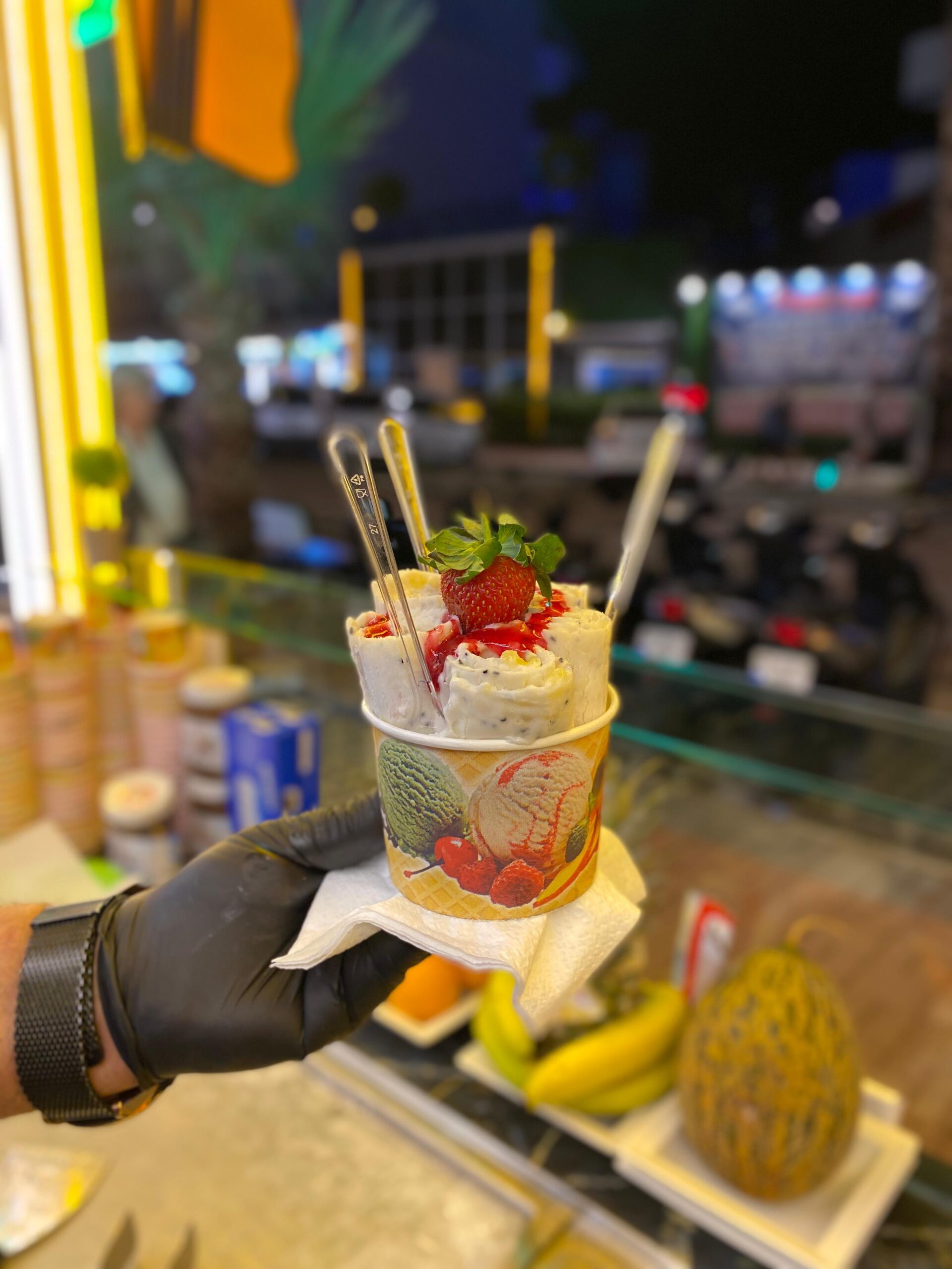 The Brother’s Coffee’s Alanya’da çikolatalı ve çilekli tava dondurması, kalabalık müşteri masaları ve yaz akşamı ambiyansı