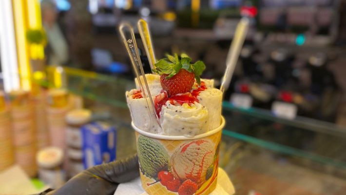 The Brother’s Coffee’s Alanya’da çikolatalı ve çilekli tava dondurması, kalabalık müşteri masaları ve yaz akşamı ambiyansı