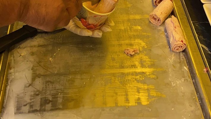 The Brother’s Coffee’s Alanya’da gençlerin tava dondurma alırken sıraya girdiği hareketli kalabalık ve renkli sunumlar