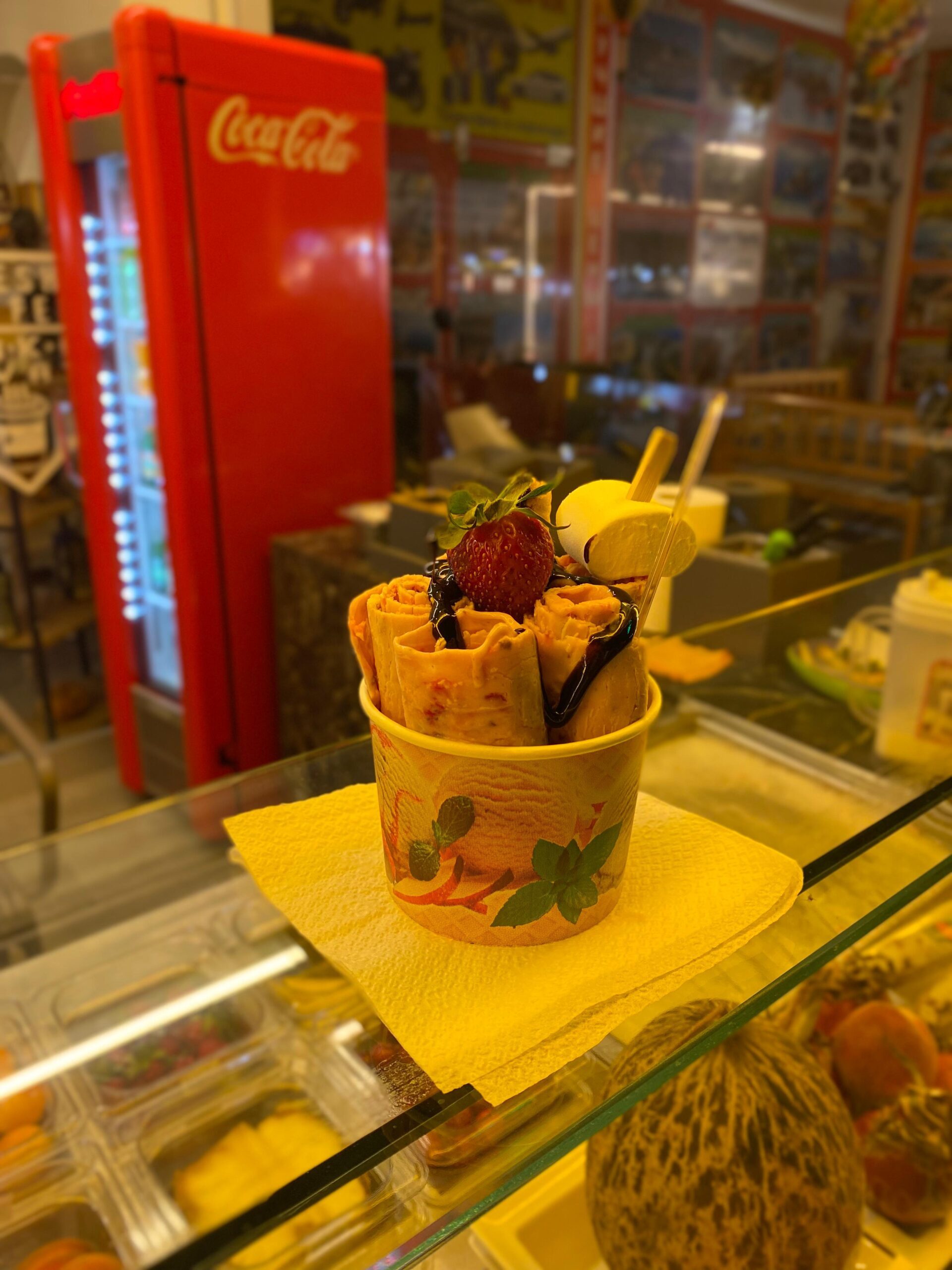 The Brother’s Coffee’s Alanya’da rengârenk meyvelerle süslenmiş ve rulo şeklinde sunulmuş tava dondurma tabağı, yaz konseptiyle hazırlanmış