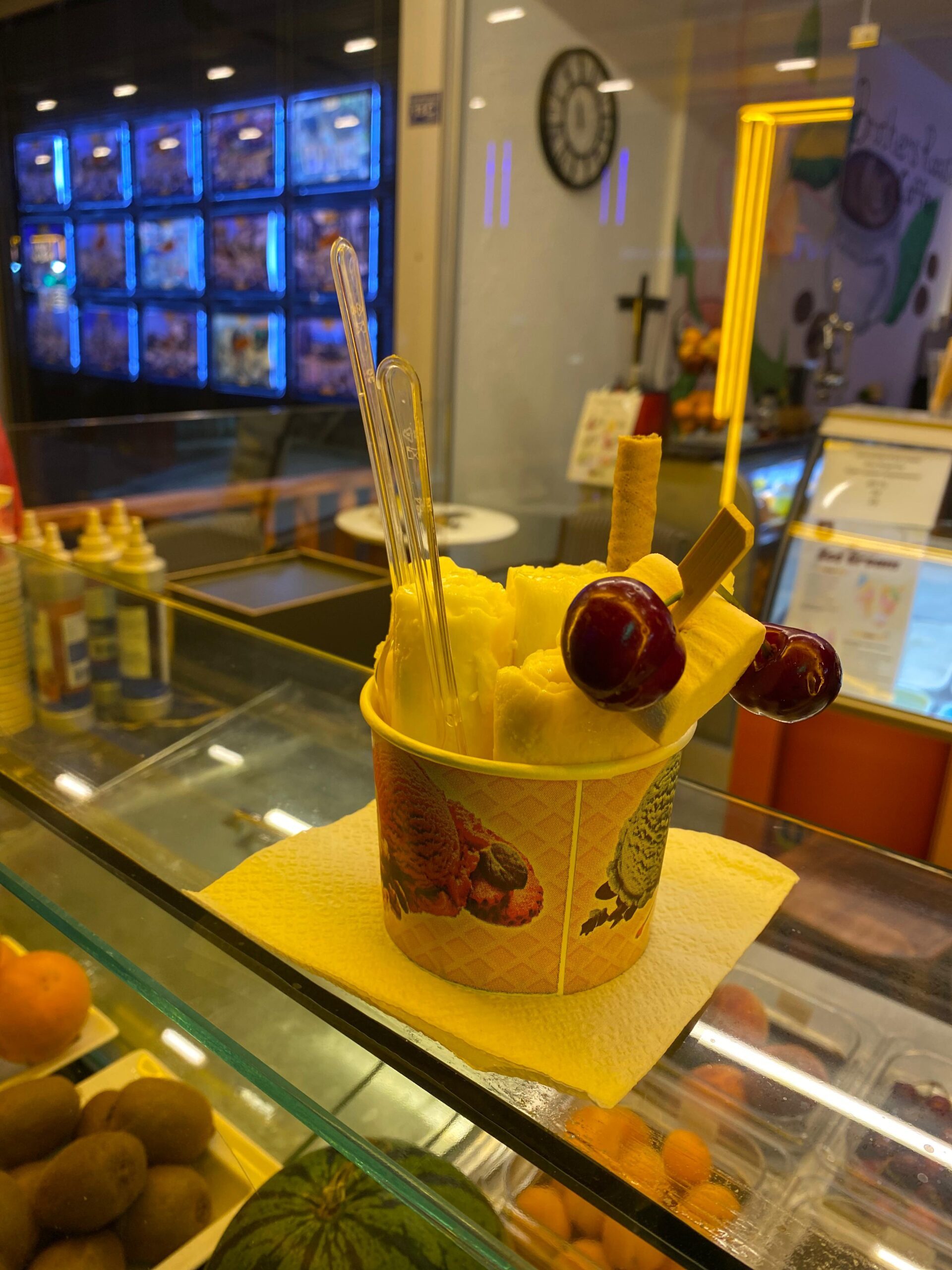 Alanya The Brother’s Coffee’s’te spatula ile buz tava üzerinde hazırlanan renkli meyveli tava dondurma ve yanında izleyen müşteriler