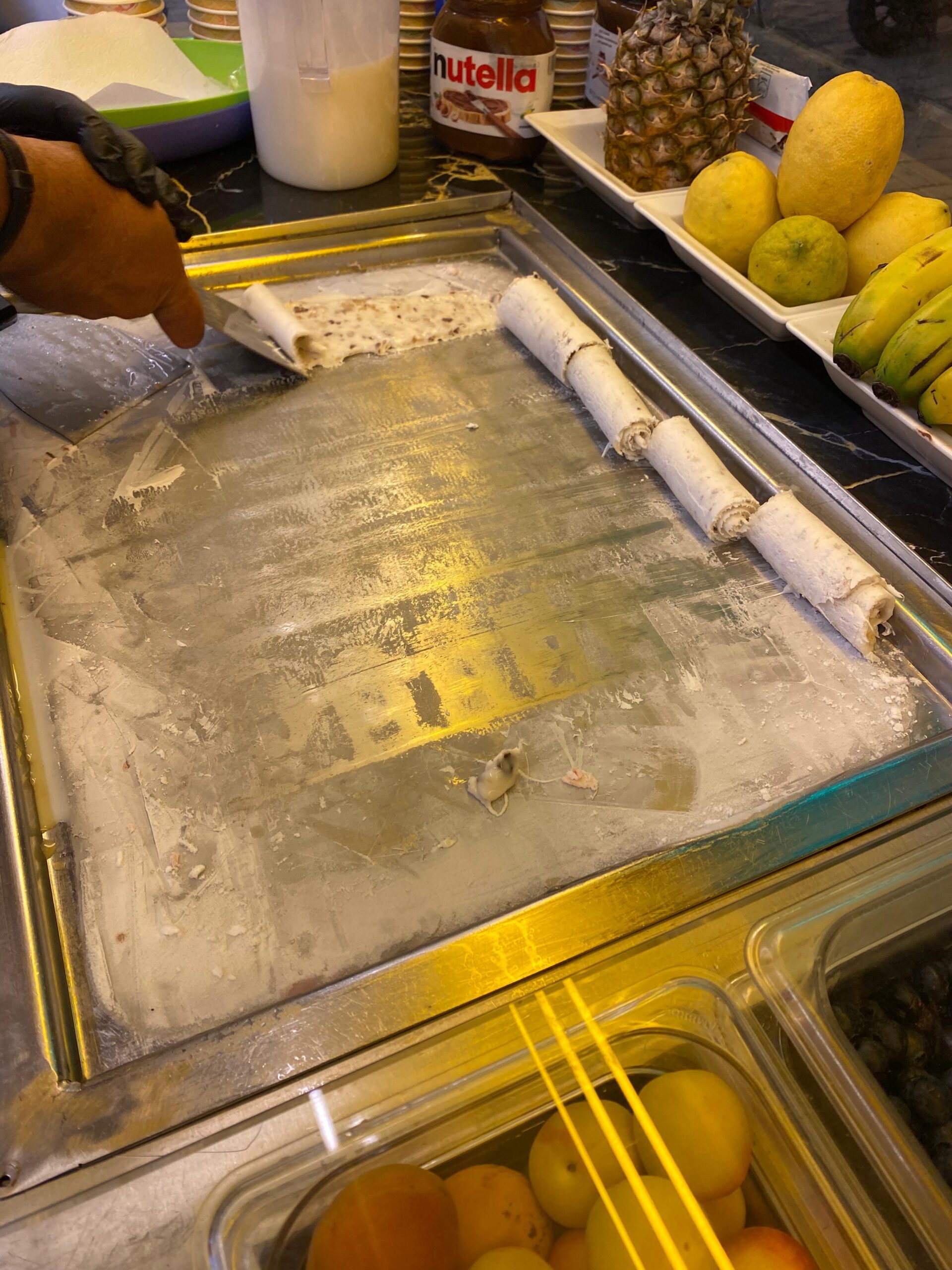 The Brother’s Coffee’s Alanya’da tava üstünde taze meyvelerle hazırlanan lezzet dolu rulo dondurma yapım süreci, izleyen kalabalık ve eğlenceli atmosfer