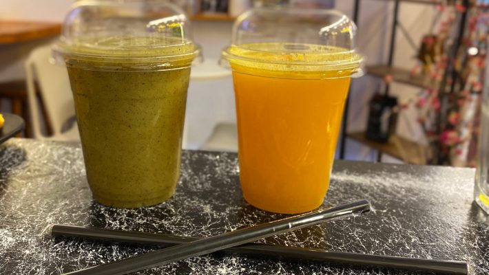 The Brother’s Coffee’s’te el yapımı çilekli ve Oreo’lu tava dondurma sunumu, canlı gösteri sonrası servis edilen tabak