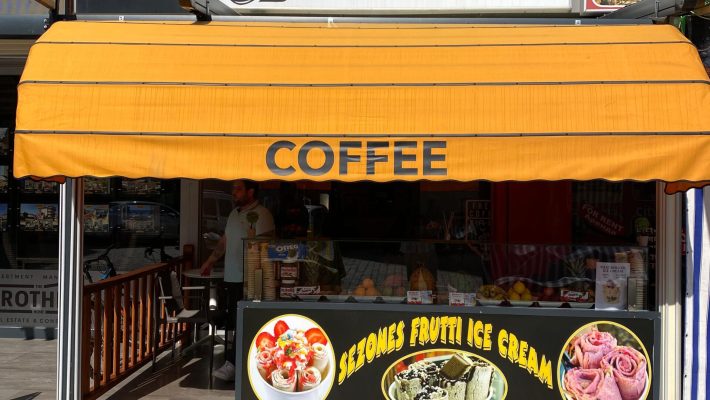 The Brother's Coffee's Alanya’da latte art ile süslenmiş kahve, el yapımı kruvasan ve modern ahşap masa üzerinde sunulan özel kahve molası