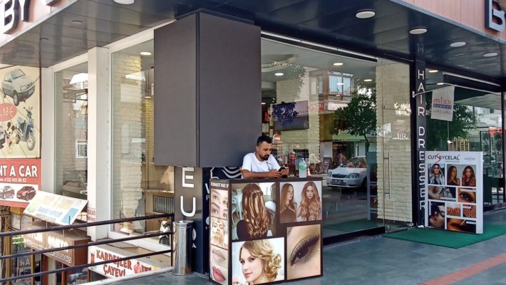 Alanya Cuts By Celal kuaför salonunun iç mekan fotoğrafı, saç ve güzellik hizmetleriyle modern bir atmosfer sunuyor.