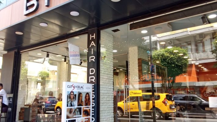 Cuts By Celal Alanya’da kadın ve erkek güzellik uygulamaları sunan profesyonel kuaför salonu.