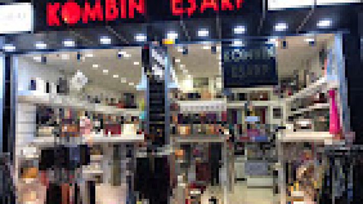 Kombin Eşarp mağazasında sergilenen kadın eşarpları ve şal koleksiyonları, modern ve renkli tasarımlar.