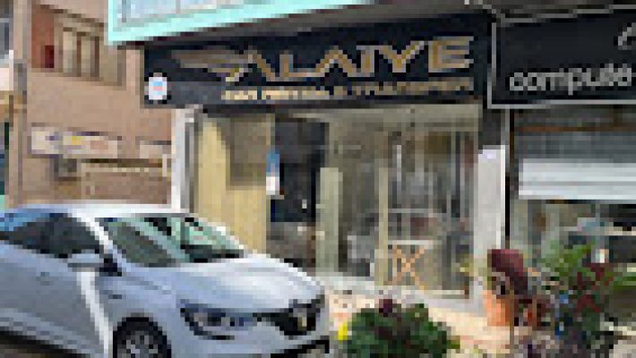 Alaiye Rent a Car & Transfer ofisinde kiralık araçlar ve havaalanı transfer hizmeti aracı