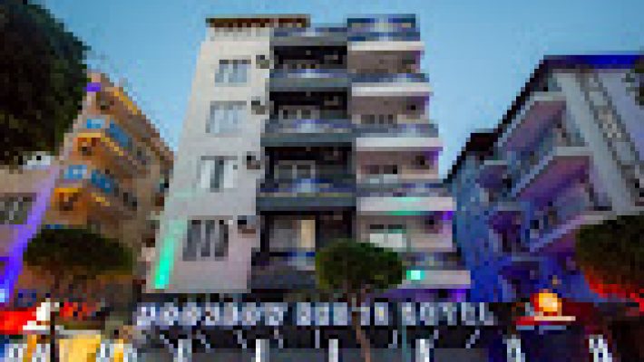 Moonbow Beach Hotel’in denize sıfır konumlu açık yüzme havuzu, modern otel binası ve Akdeniz manzarasıyla birlikte gün ışığında çekilmiş görüntüsü